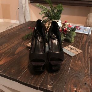 Black Jessica Simpson heels.